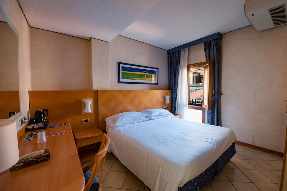 Classic Double or Twin Room, 1 Bedroom - Photo 11