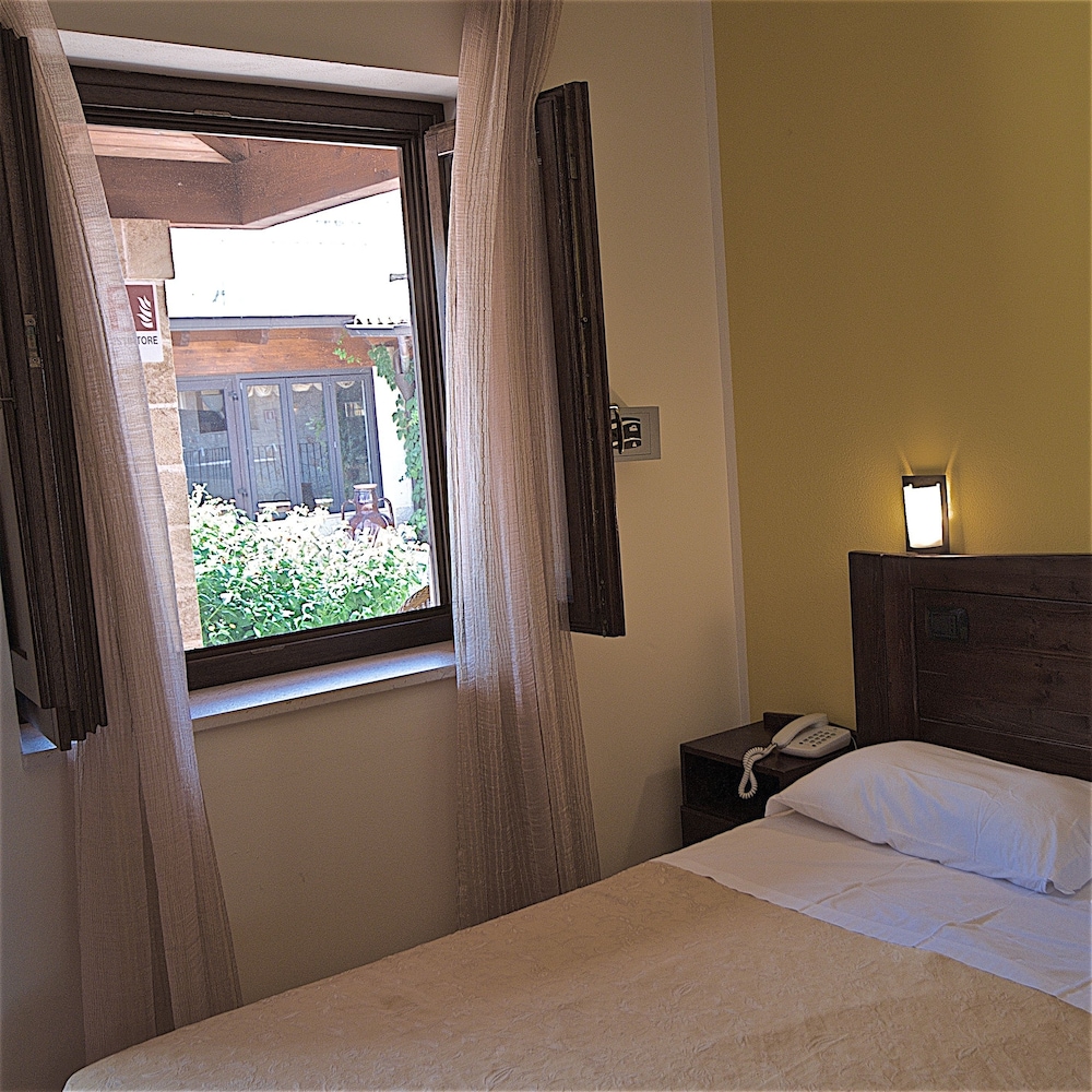 Standard Double Room - Photo 15
