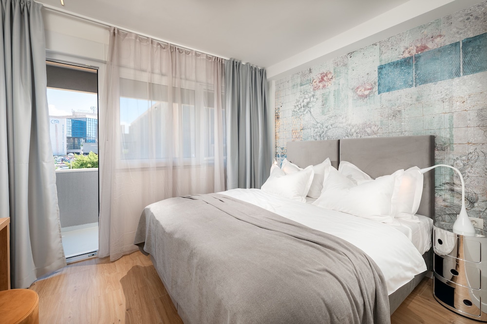 Deluxe Double or Twin Room, Balcony, City View photo 3