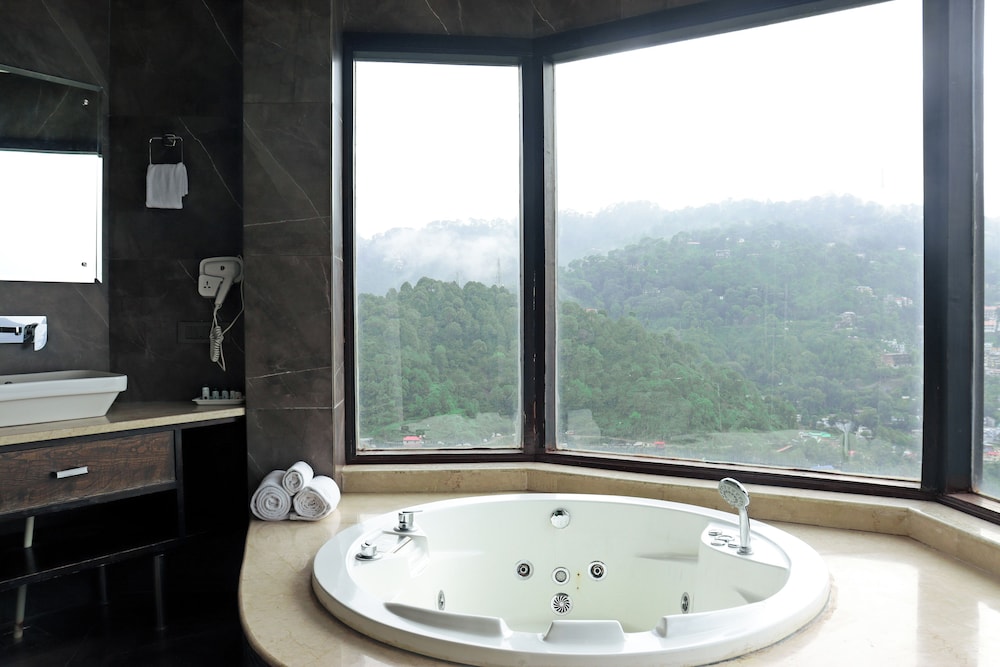 King Jacuzzi Suite - Photo 2