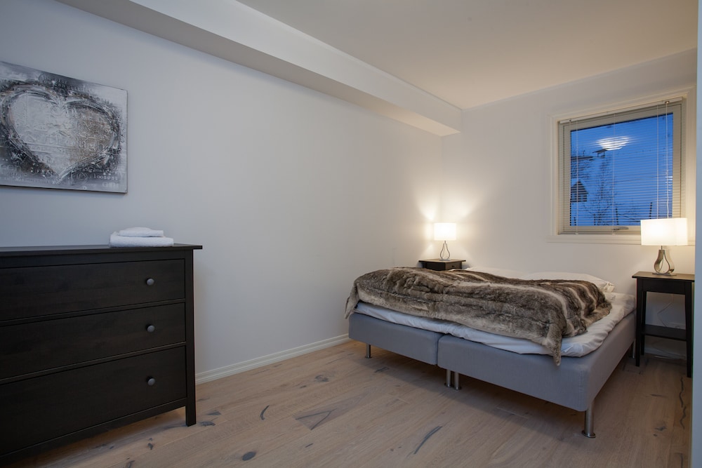 Suite, 6 Bedrooms (A) (Linen and towels not included)