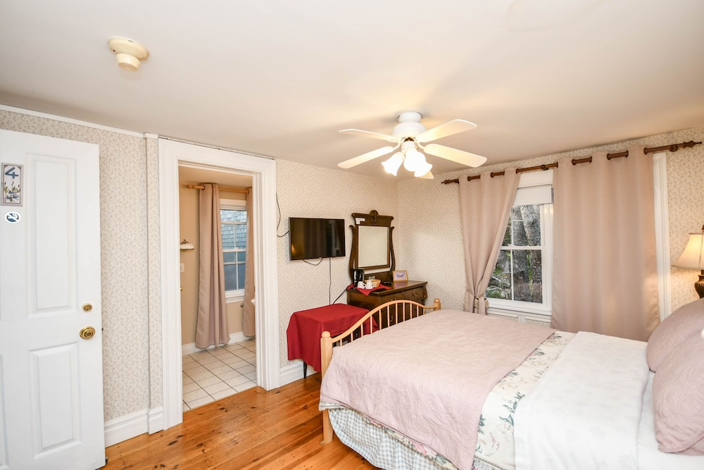 Superior Double Room, Ensuite (Rosebud Room)