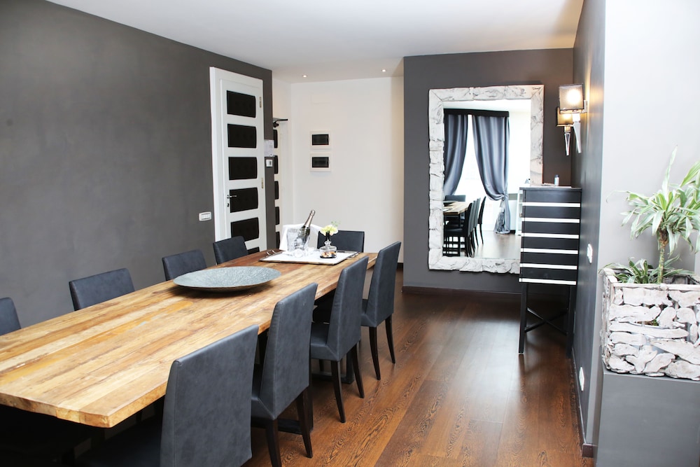 Deluxe Room thumbnail 6