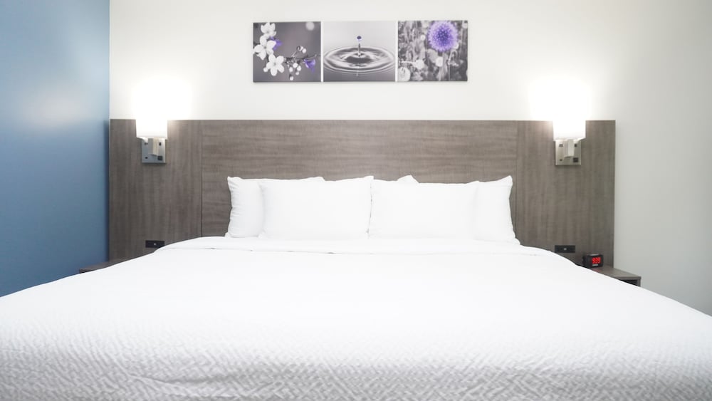 Standard Room, 1 King Bed, Non Smoking - Photo 3