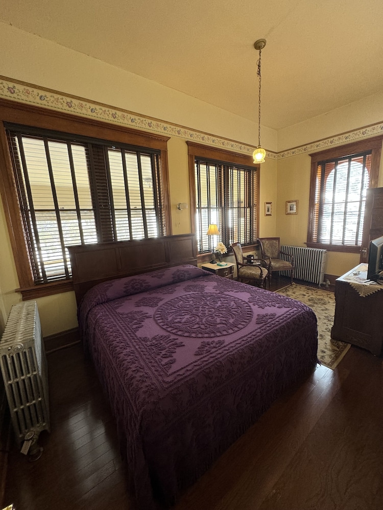 Laying In, 1 King Bed (Second Floor - No Elevator) photo 1