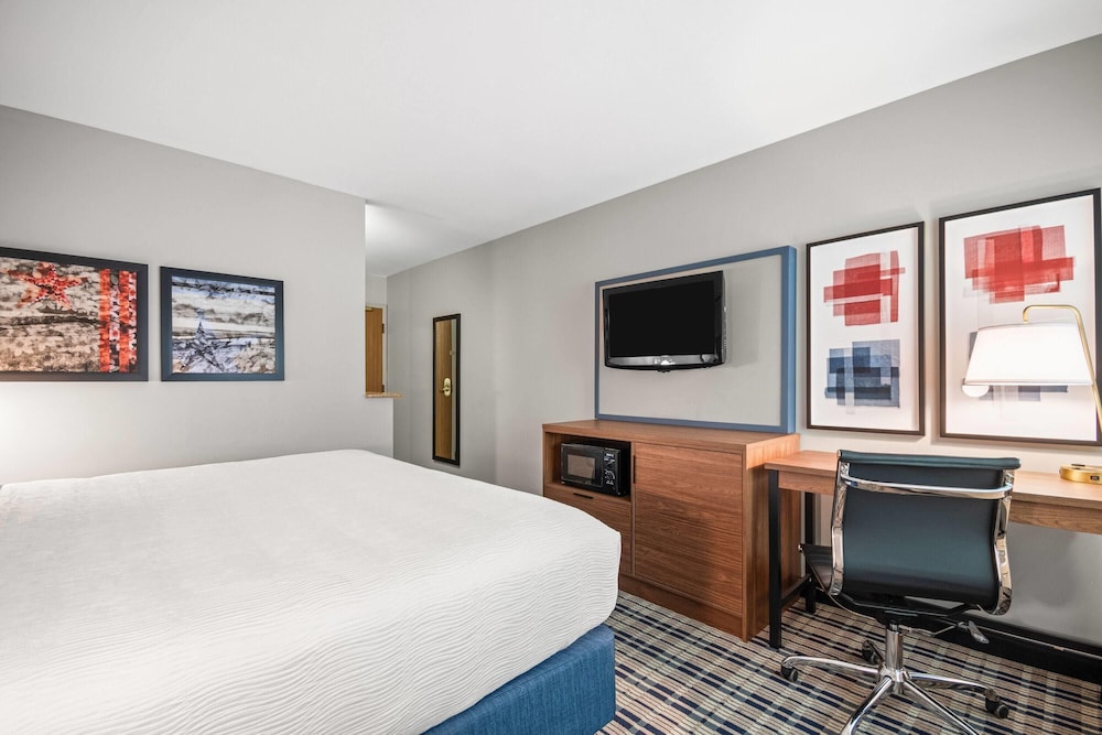 1 King Bed, Non-Smoking - Photo 1