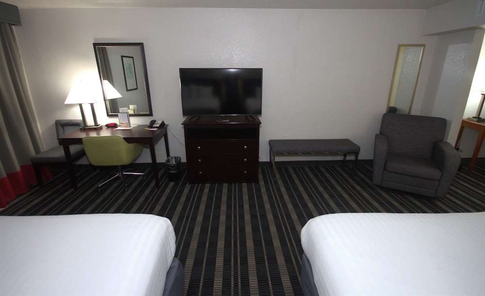 Standard Room, 2 Queen Beds, Non Smoking, Refrigerator & Microwave - Photo 8