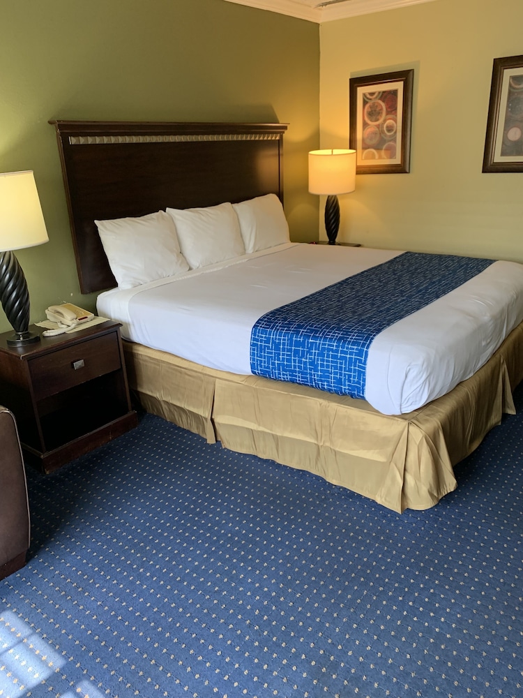 Room, 1 King Bed - Photo 4