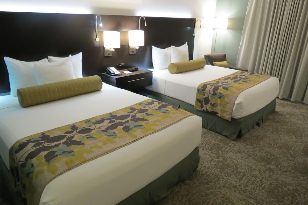 Room, 2 Queen Beds, Non Smoking, Pool View - Photo 2