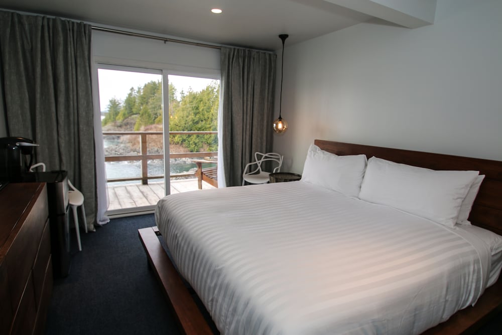 Deluxe Studio, 1 King Bed, Ocean View photo 3