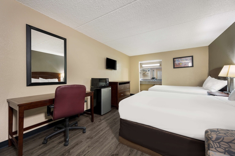 Room, Multiple Beds, Non Smoking - Photo 2
