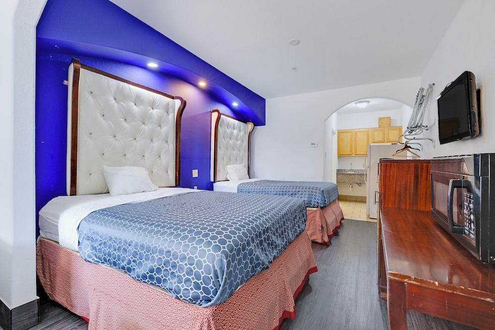 2 Queen Beds with Kitchenette Non-Smoking - Photo 2