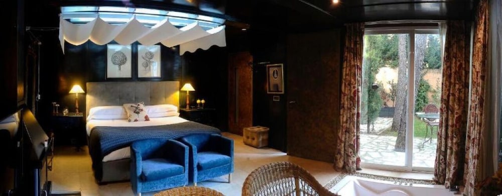Grand Suite, 1 King Bed, Private Pool, Garden View photo 2