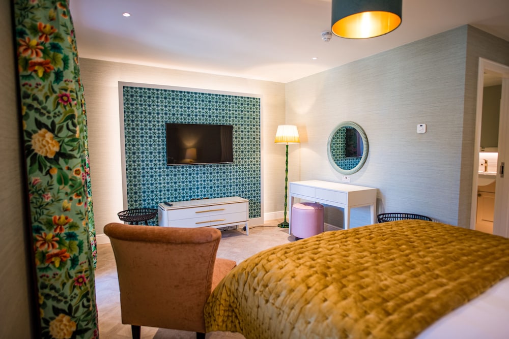 Deluxe Double Room, 1 King Bed, Pool View