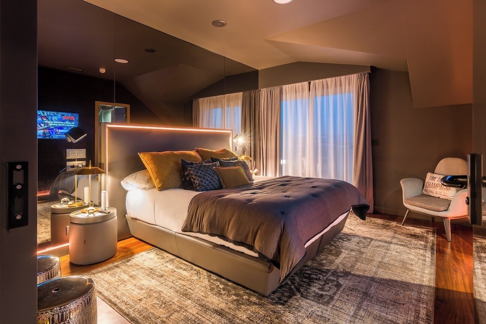 Luxury Suite (Master Suite)