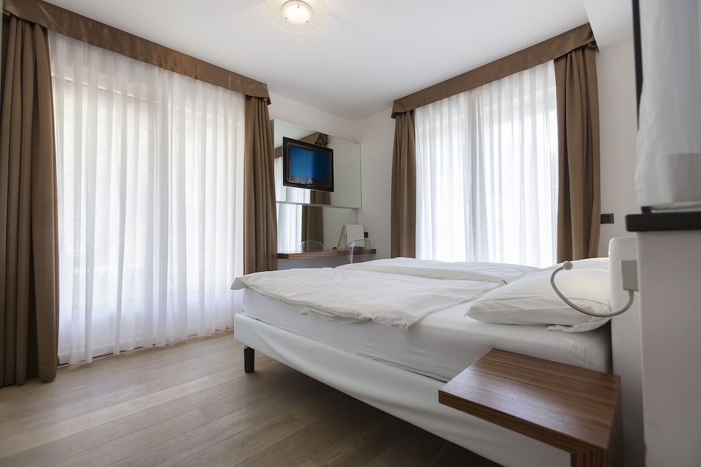 Superior Double or Twin Room, Balcony, Partial Lake View