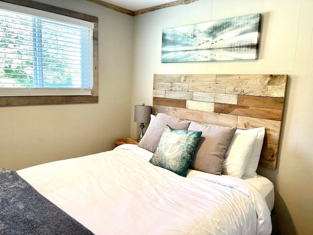 Family Cabin, 1 Bedroom (Pet and Child Friendly) photo 2