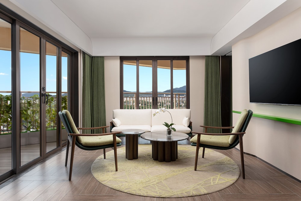 Suite, 3 Bedrooms - Photo 2