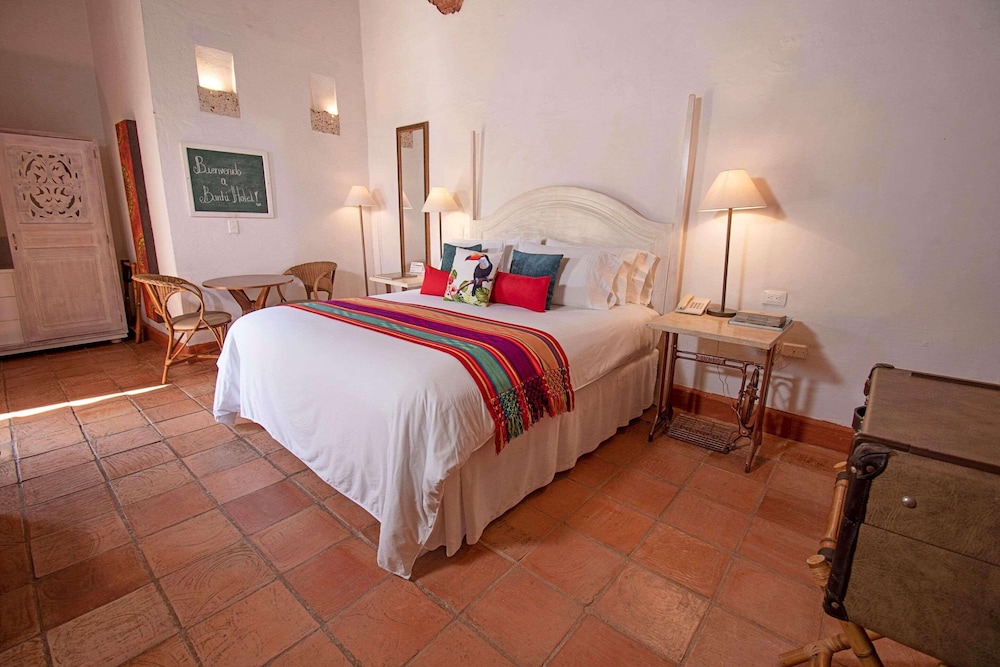 Studio Suite, 1 King Bed, Non Smoking - Photo 1