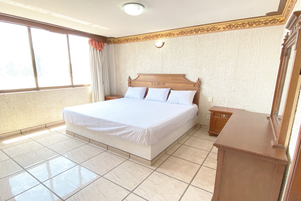 Superior Room (1 King Bed)