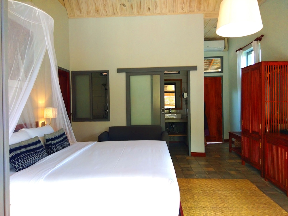 Deluxe Room, 1 Double or 2 Twin Beds, Pool View