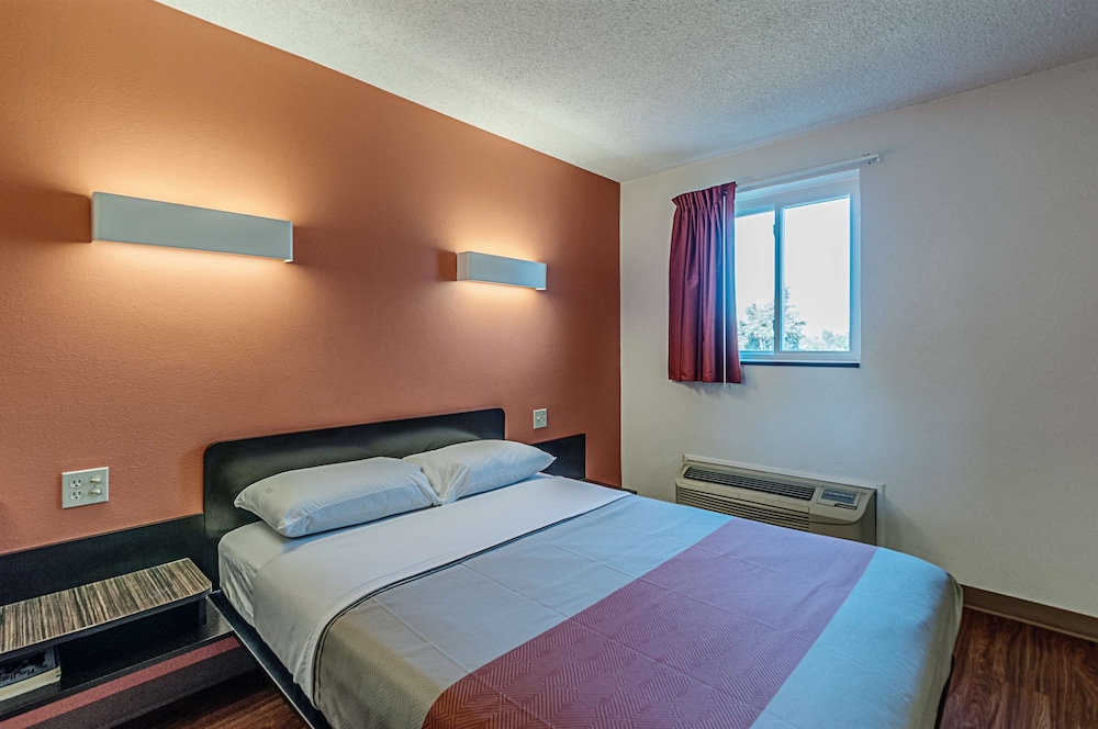 Deluxe Suite, 1 King Bed, Non Smoking, Hot Tub photo 2