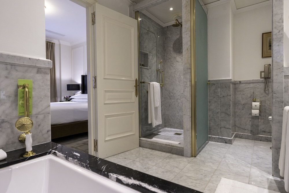 Deluxe Suite (Lounge) thumbnail 6