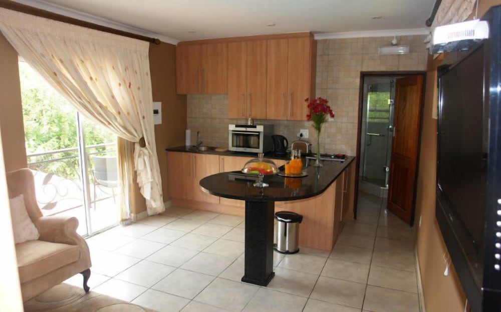 King/Twin Shower Kitchenette photo 2