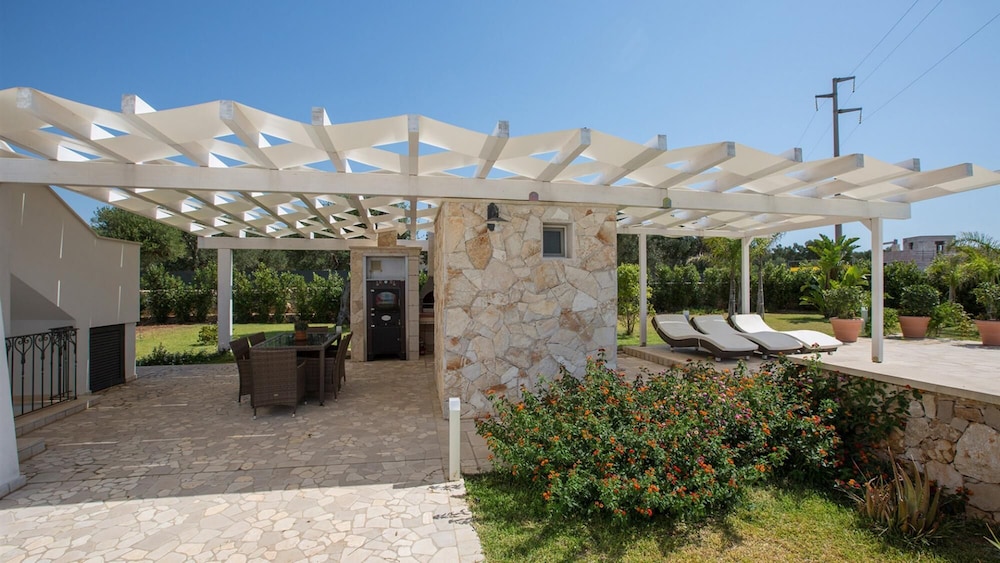 Villa photo 2
