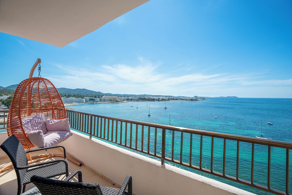 Deluxe Triple Room, Sea View thumbnail 5