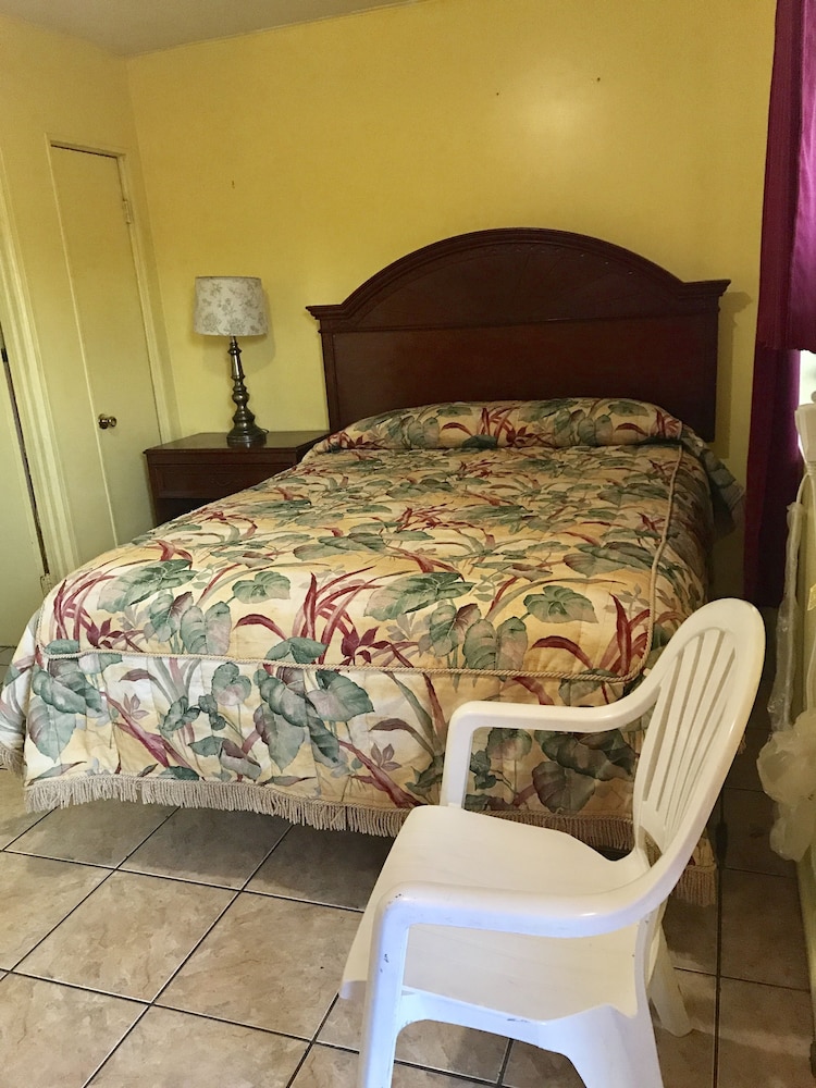 Room, 1 Queen Bed, Refrigerator & Microwave, Courtyard View photo 2