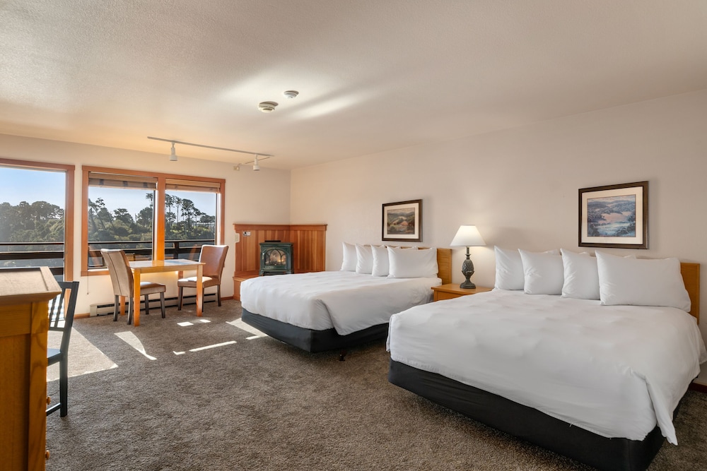 Deluxe Studio 2 Queen Beds, with Balcony and Harbor View