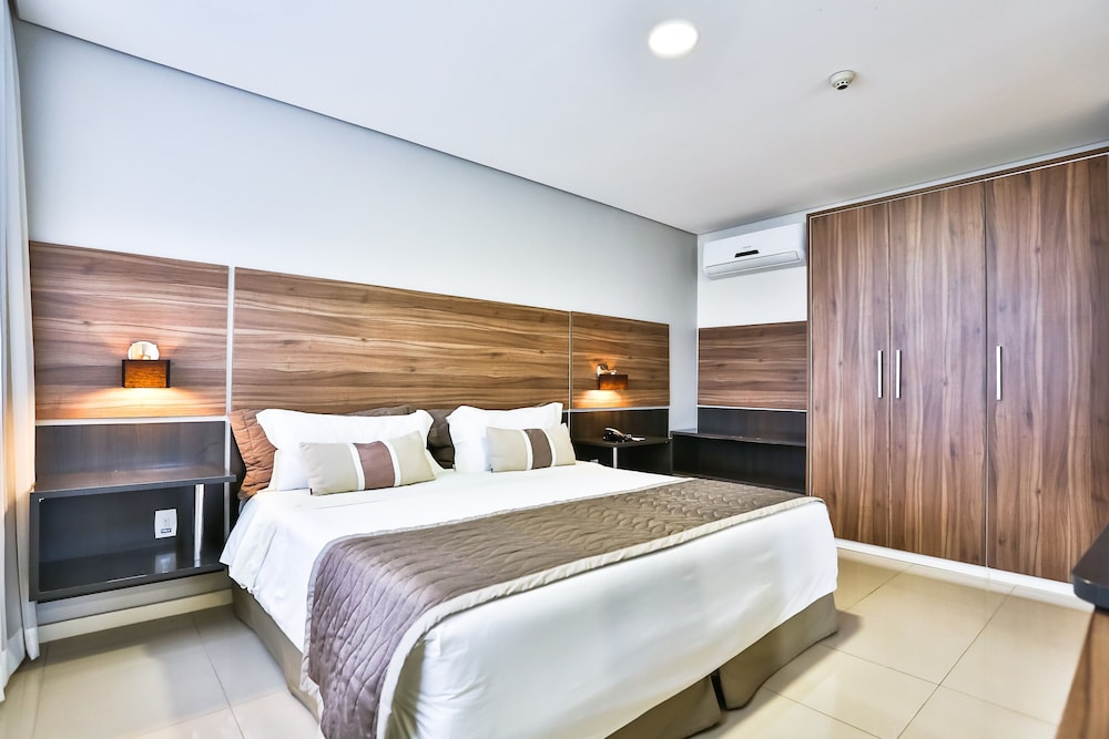 Royal Suite, Jetted Tub thumbnail 6