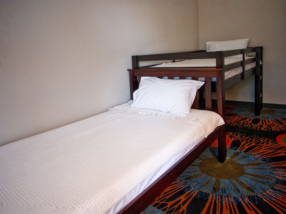 Room, Multiple Beds, Non Smoking - Photo 5