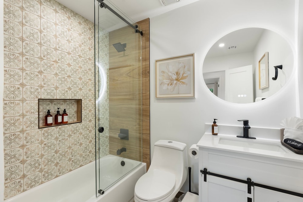 NEW The Hensley on Hubbell Designer Oasis w Pool, Photo 2