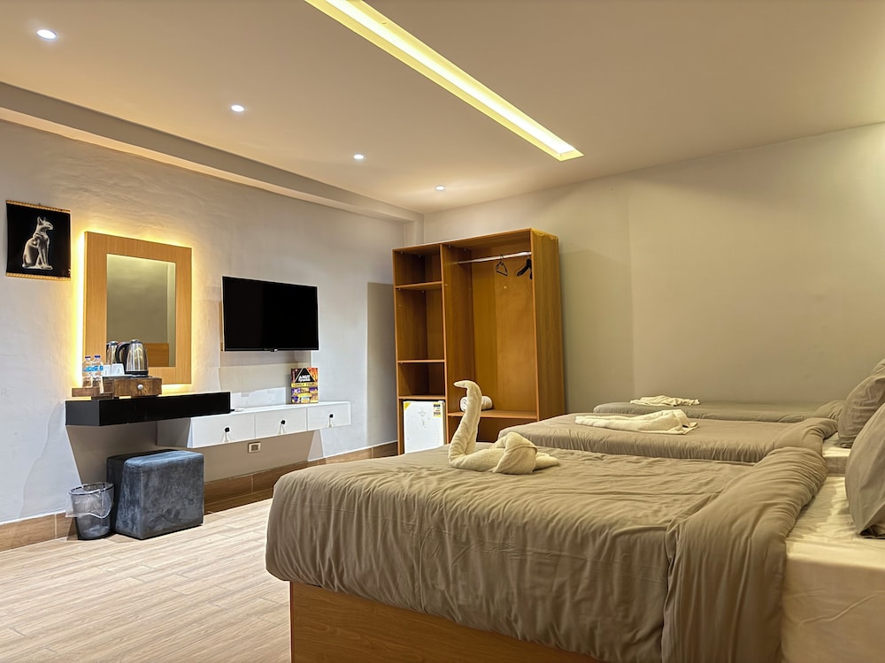 Triple Room (Pyramids View)