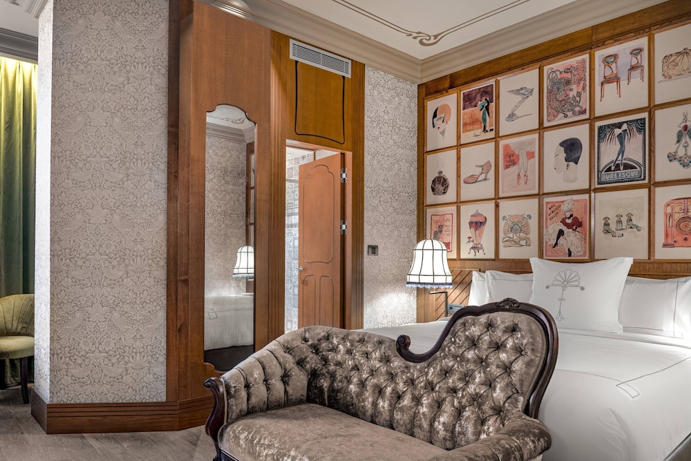Deluxe Room, 1 King Bed, Courtyard View