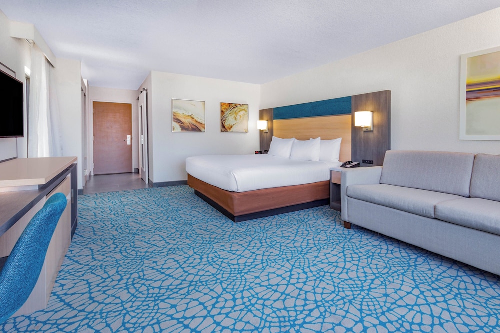 Standard Room, 1 King Bed (Walk-In Shower) - Photo 3