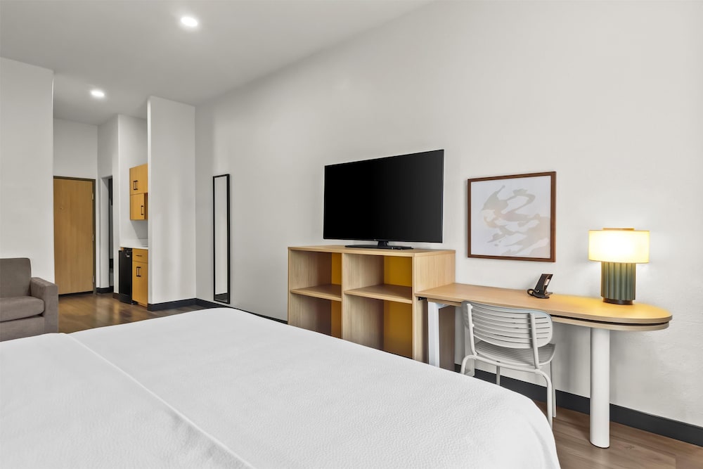Room, 1 King Bed, Accessible (Mobility & Hearing, Roll-in Shower) - Photo 2