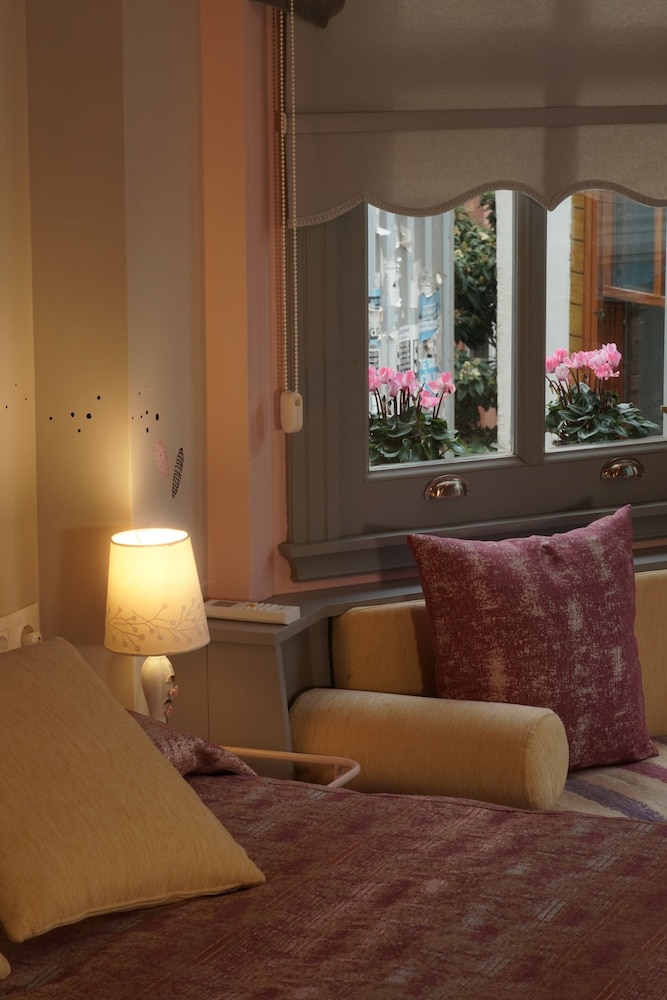 Pink Judas Tree Room photo 3