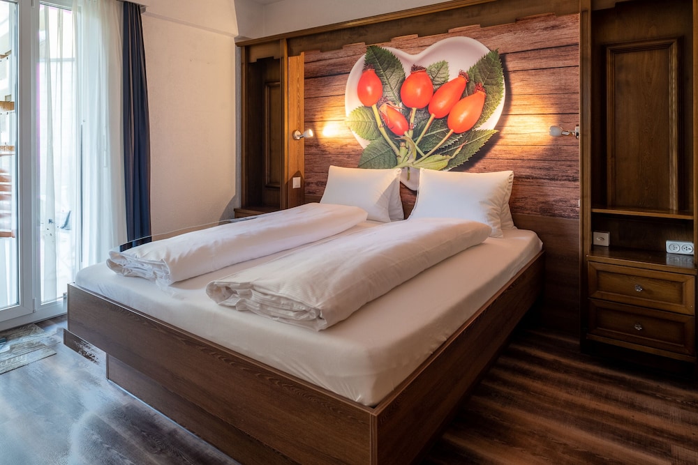 Design Double Room, 1 Queen Bed, Balcony, Mountain View photo 2