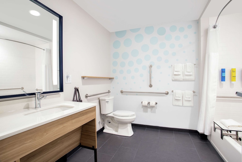 Room, 1 King Bed, Accessible (Hearing) - Photo 3