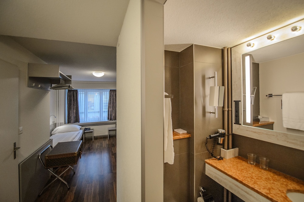 Economy Twin Room - Photo 19