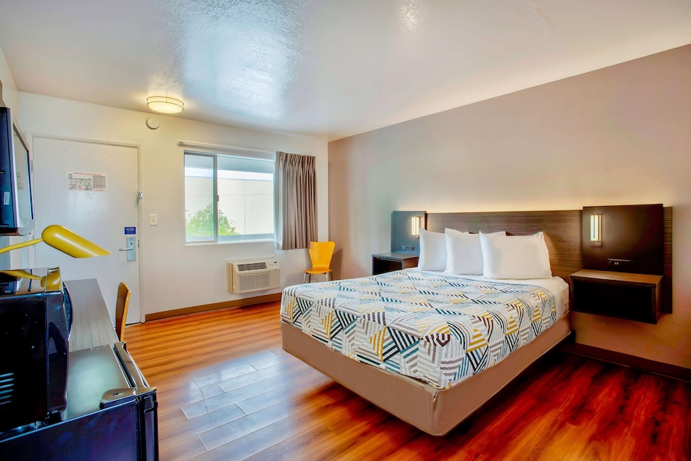 Deluxe Room, 1 Queen Bed, Non Smoking, Refrigerator & Microwave photo 2