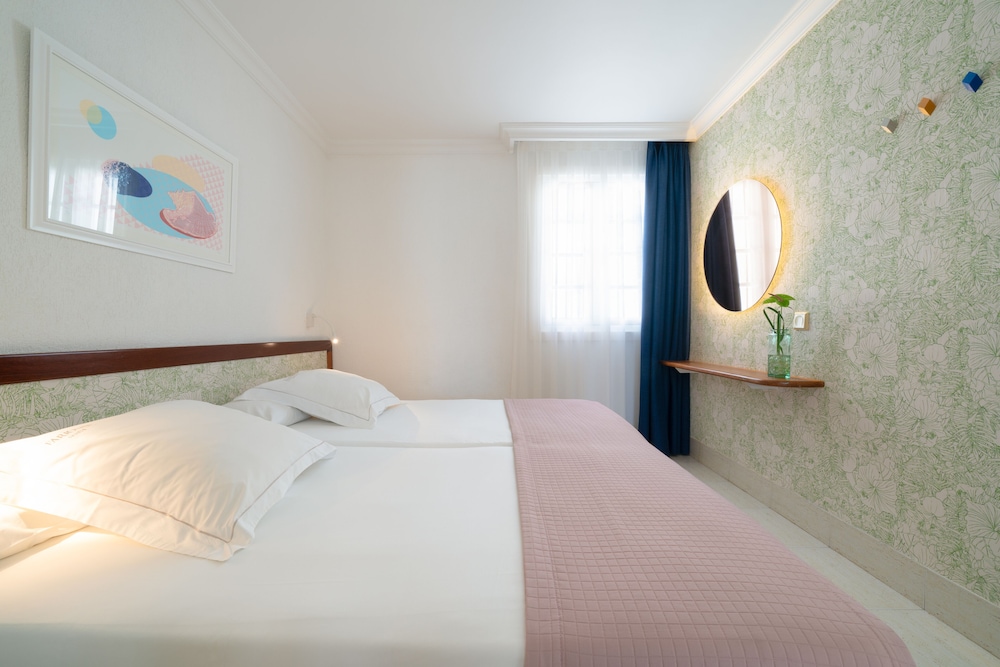 Two-bedroom apartment, pool view, balcony or terrace (3 adults)