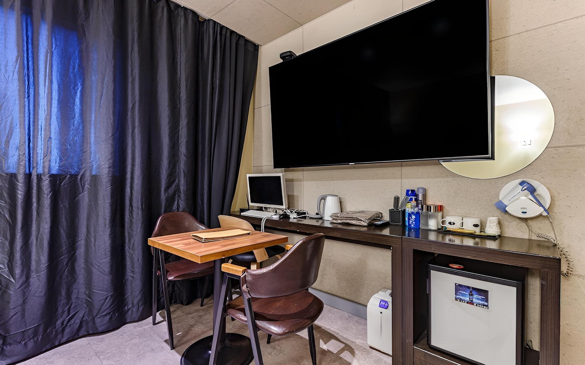Room (Twin) photo 2