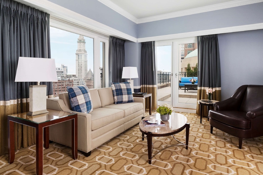 Suite, 1 King Bed (Greenway Suite)