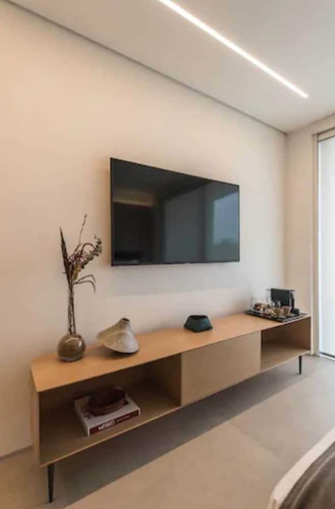 Luxury Suite - Photo 2