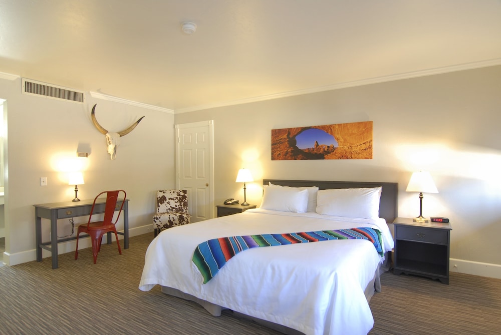 Premium Room, 1 King Bed, Non Smoking, Balcony photo 2