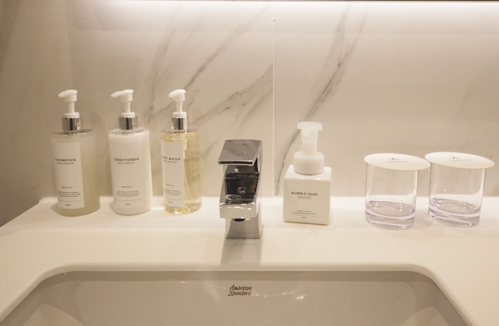 Suite - Photo 17